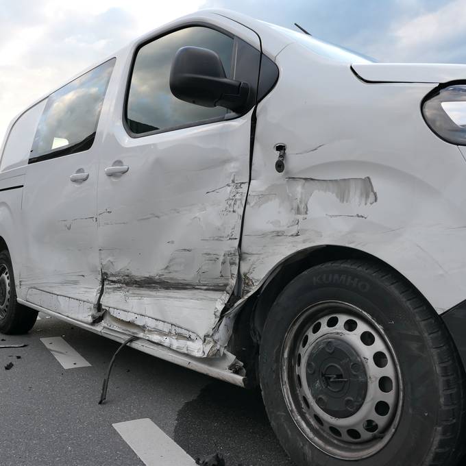 Lieferwagen crasht in Auto und verursacht erheblichen Sachschaden