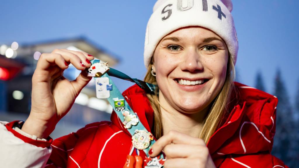 Rodlerin Natalie Maag zeigt ein paar der Pins, die sie in den letzten Tagen schon gesammelt hat