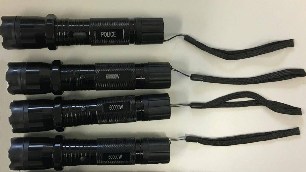 Die Grenzwächter stellten diese als Taschenlampen getarnten Elektroschocker sicher. Ein Jugendlicher führte sie in seinem Gepäck im Zug mit.