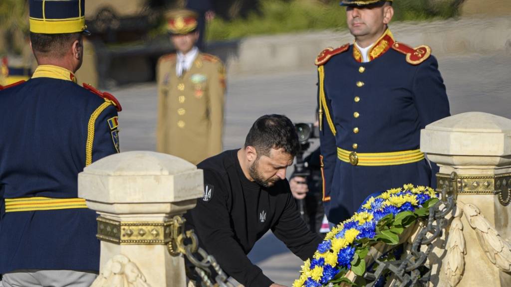 Wolodymyr Selenskyj nimmt in Bukarest an einer Kranzniederlegung am Denkmal des Unbekannten Helden teil. Der ukrainische Präsident ist zum ersten Mal seit Beginn des russischen Angriffskriegs zu Gesprächen ins Nachbarland Rumänien gereist. Foto: Alexandru Dobre/AP/dpa