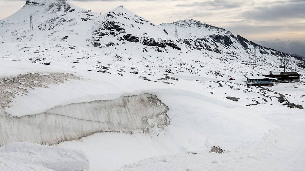 Schneehaufen auf dem Vorab Gletscher im Bündner Skigebiet Flims Laax Falera. Die nun bewilligte Solar-Grossanlage würde in der Nähe der Bergstation (rechts im Bild) entstehen. Ein Bauentscheid steht aber noch aus. (Archivbild)