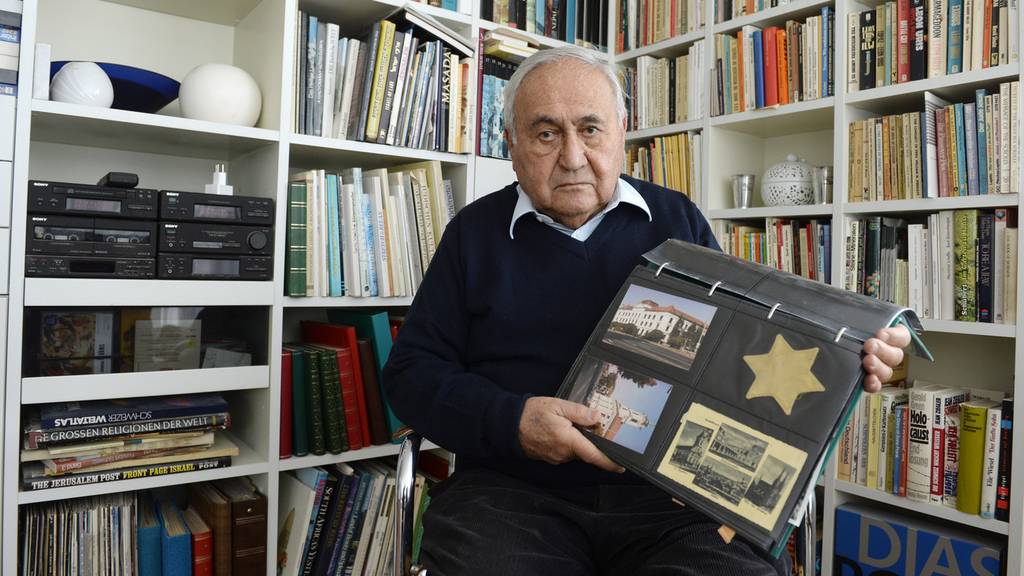 Holocaust-Überlebender Gabor Hirsch besucht Schulklasse
