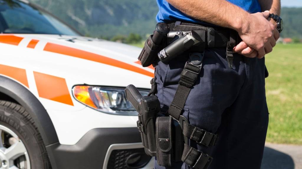 Eine Einsatzkraft der Kantonspolizei Glarus setzte am Freitag eine Schusswaffe gegen einen Gewalttäter ein. (Symbolbild)