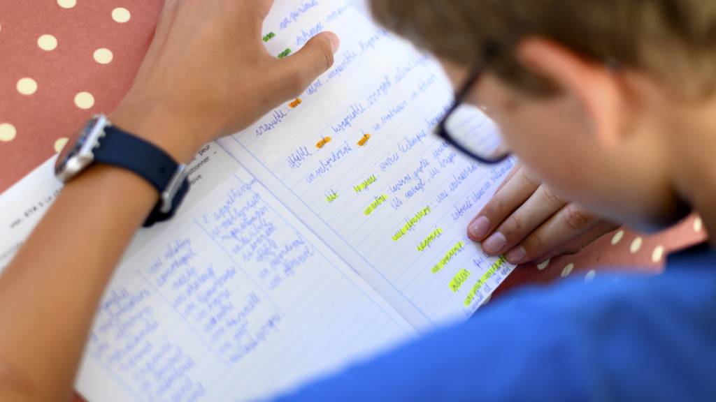 Ein späterer Schulstart verbessert die psychische Verfassung von Schülerinnen und Schülern. (Symbolbild)