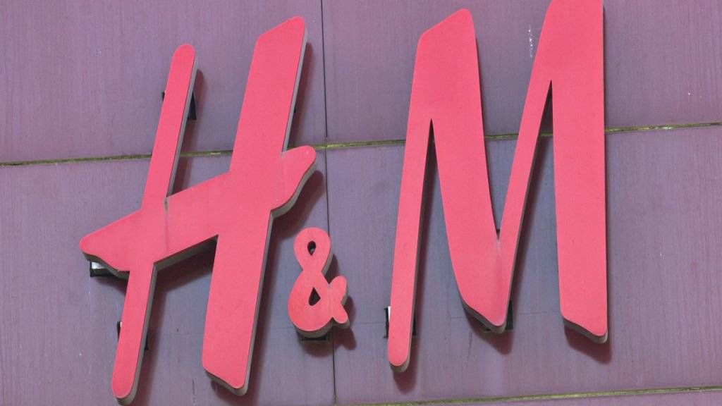 Der Kleiderkonzern Hennes & Mauritz (H&M) hat im ersten Quartal einen geringeren Gewinneinbruch erlitten als befürchtet. (Archiv)