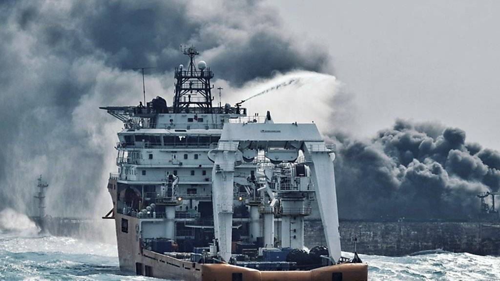 Ein Löschschiff versucht den brennenden Tanker zu löschen - nun ist dieser gesunken. (Archiv)