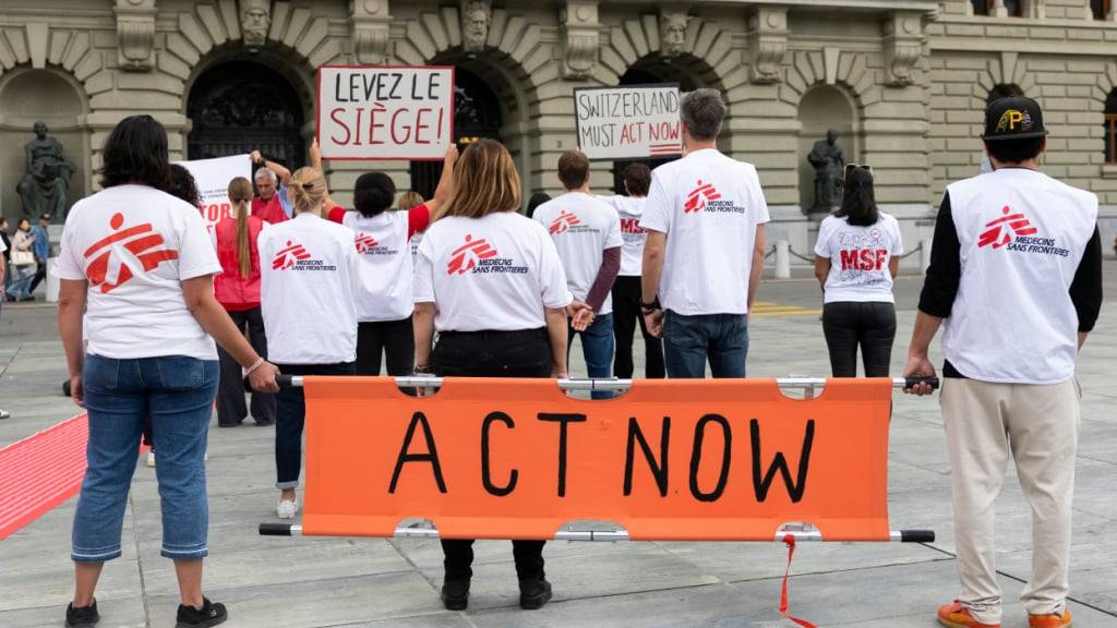 Die Organisation Ärzte ohne Grenzen Schweiz hat am Mittwoch in Bern gegen den Völkermord im Gazastreifen demonstriert.