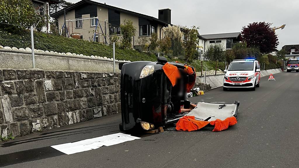 Automobilist bei Kollision mit Mauer in Schwyz verletzt