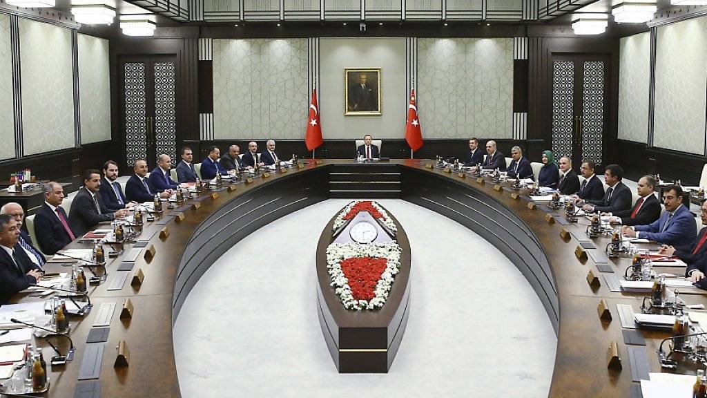 Erdogan (Mitte) und das neue türkische Kabinett.
