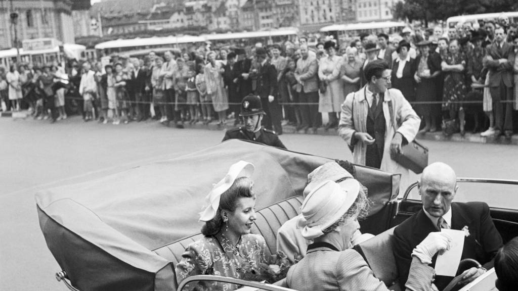 Bundesrat Philipp Etter (rechts) im August 1947 in Luzern mit der weltberühmt gewordenen argentinischen Präsidentengattin Eva «Evita» Peron (hintere Sitzreihe, Bildmitte). (Archivbild)