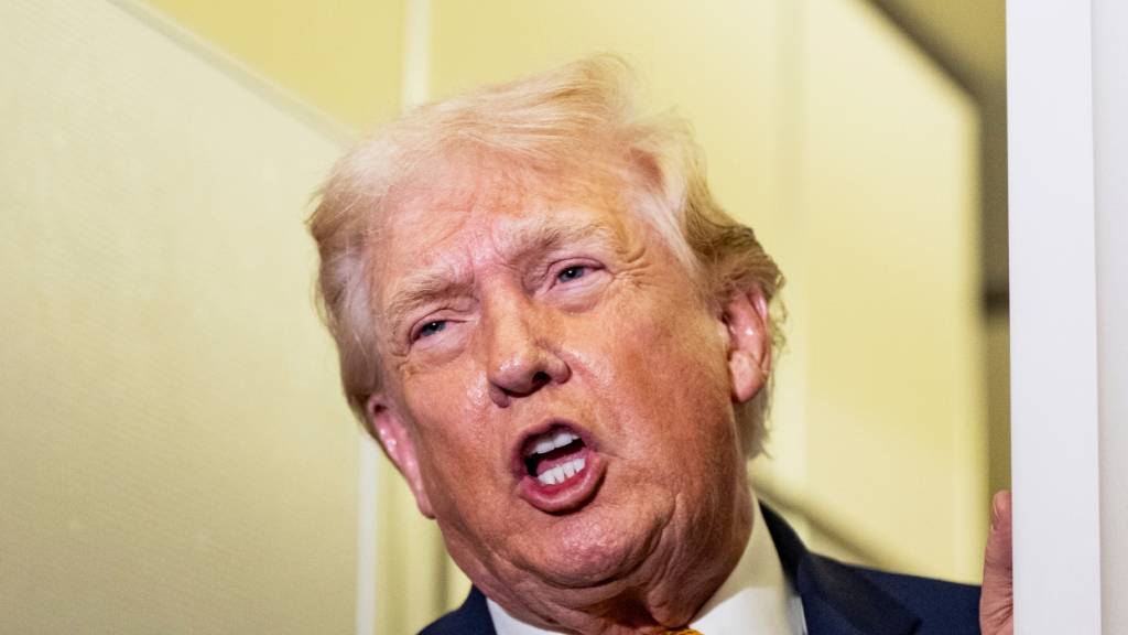 ARCHIV - US-Präsident Donald Trump spricht mit Reportern während des Fluges in der Air Force One auf dem Rückflug zur Joint Base Andrews, Maryland. Foto: Alex Brandon/AP/dpa