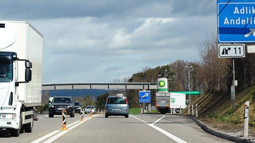 Die A4 wird zwischen Kleinandelfingen und Winterthur-Nord auf vier Spuren ausgebaut. (Archivbild)