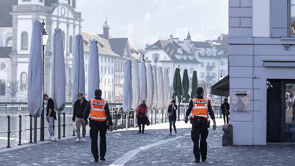 In der Stadt Luzern sind zwei Polizisten zu Fuss unterwegs. (Archivbild)