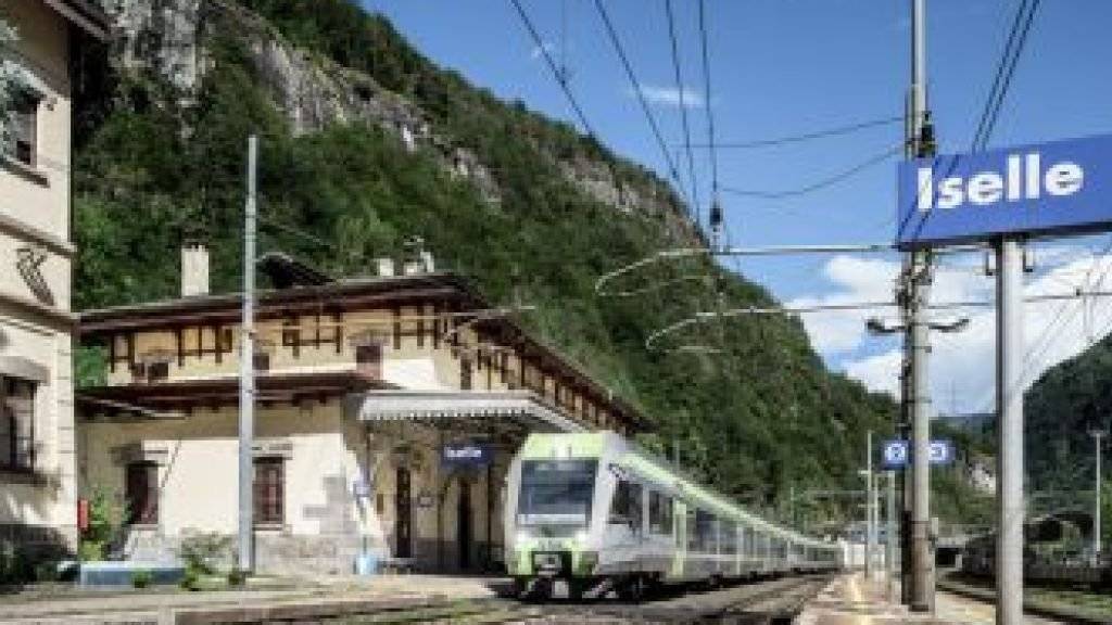 Ein Bild, das sich noch mehr bieten wird: Ein «Lötschberger»-Zug der BLS am Bahnhof Iselle in Italien. (Archivbild)