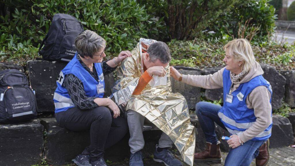 Die Betreuerinnen Margrit Epli und Alexandra Felder stellen einen Einsatz nach.