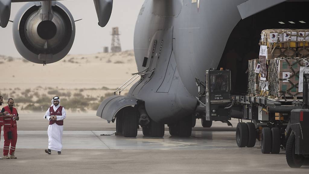 ARCHIV - Eine katarische Ladung humanitärer Hilfe wird auf dem internationalen Flughafen von Arish aus einem Flugzeug der katarischen Armee ausgeladen, das für den Gazastreifen bestimmt ist. Foto: Gehad Hamdy/dpa