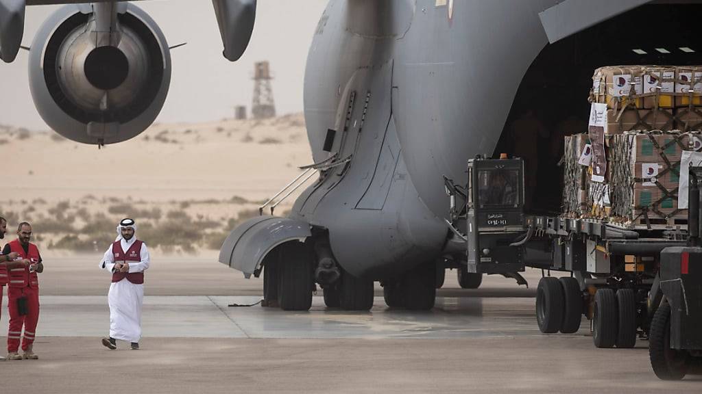 ARCHIV - Eine katarische Ladung humanitärer Hilfe wird auf dem internationalen Flughafen von Arish aus einem Flugzeug der katarischen Armee ausgeladen, das für den Gazastreifen bestimmt ist. Foto: Gehad Hamdy/dpa