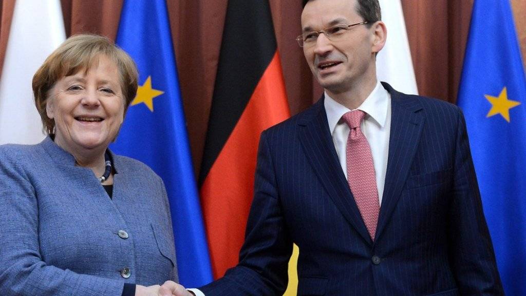 Die deutsche Kanzlerin Angela Merkel ist am Montagabend in Warschau vom polnischen Ministerpräsidenten Mateusz Morawiecki empfangen worden.