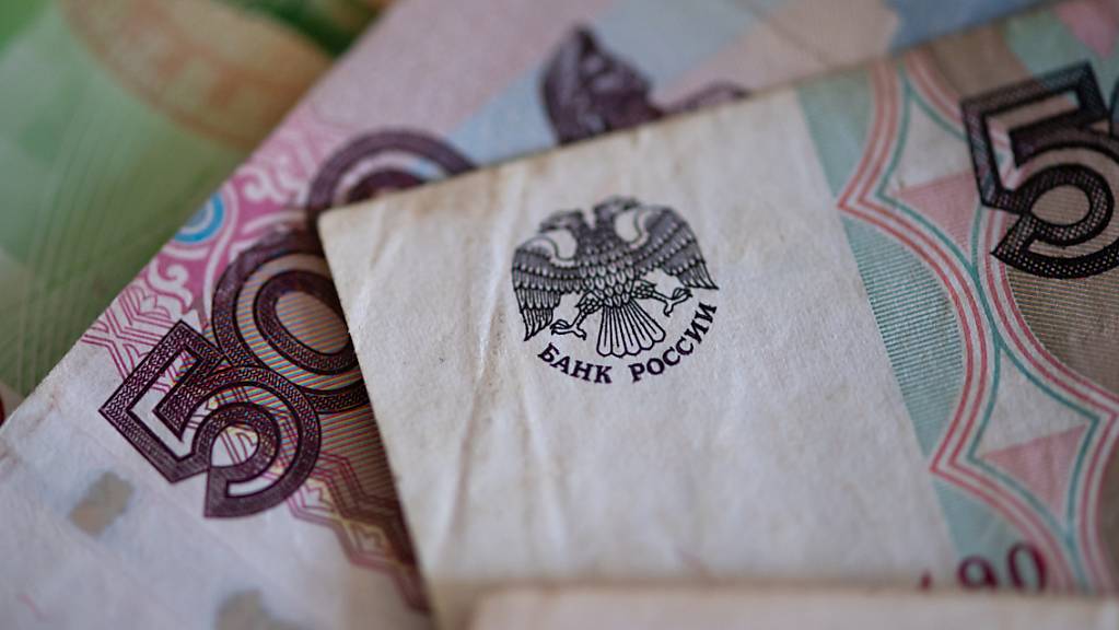 Russische Rubel-Banknoten liegen auf einem Tisch. Die Bündner Regierung muss dem Parlament Auskunft geben über den Vollzug der Sanktionen gegen Russland. (Symbolbild)