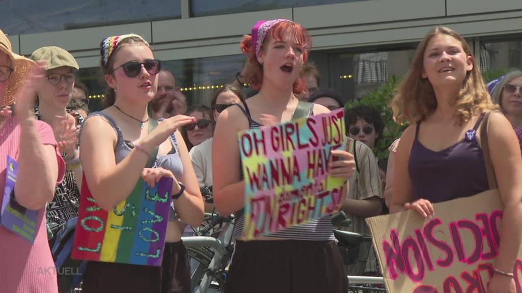 «Kein Schritt zurück»: Frauen und Verbündete kämpfen für ihre Rechte