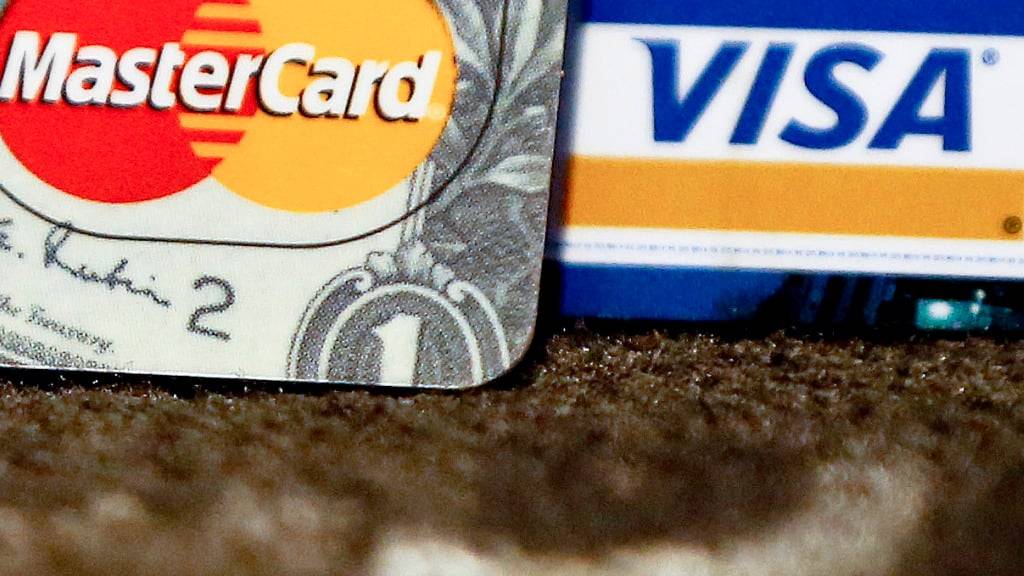 Schweizer Händler wie Coop, Selecta oder auch Tui Suisse haben die Kreditkartenfirmen Visa und Mastercard verklagt. Stein des Anstosses sind die laut der Klage zu hohe Gebühren.(Symboldbild)