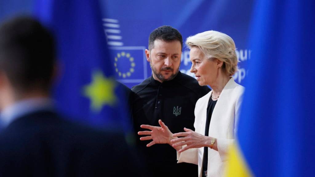 ARCHIV - Ursula von der Leyen mit dem ukrainischen Präsidenten Wolodymyr Selenskyj in Brüssel. Foto: Omar Havana/AP/dpa/Archivbild