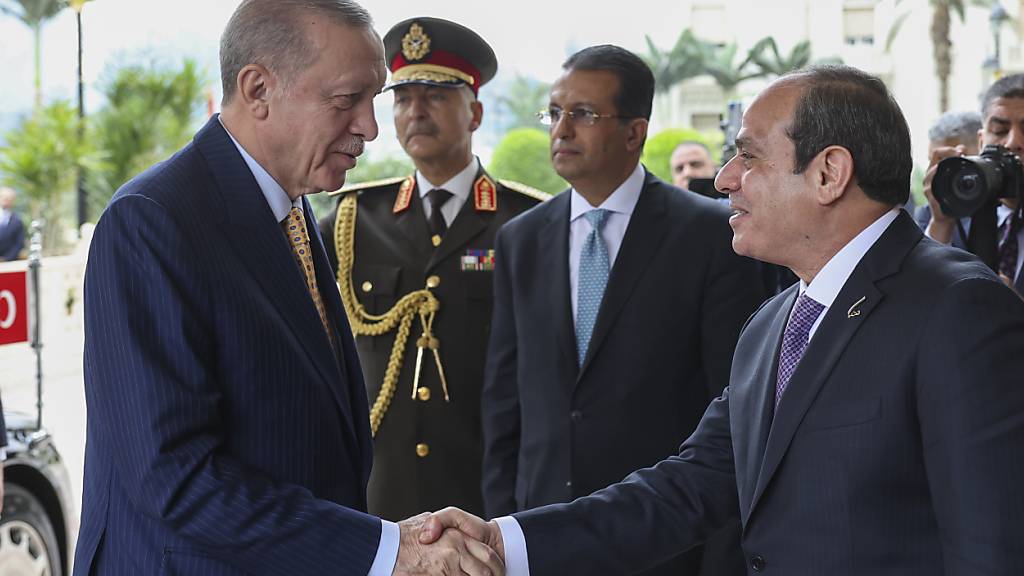 HANDOUT - Auf diesem Foto wird Recep Tayyip Erdogan (l), Präsident der Türkei, von Abdel Fattah al-Sisi, Präsident von Ägypten, bei seiner Ankunft begrüßt. Foto: Turkish Presidency/Turkish Presidency/AP/dpa - ACHTUNG: Nur zur redaktionellen Verwendung und nur mit vollständiger Nennung des vorstehenden Credits