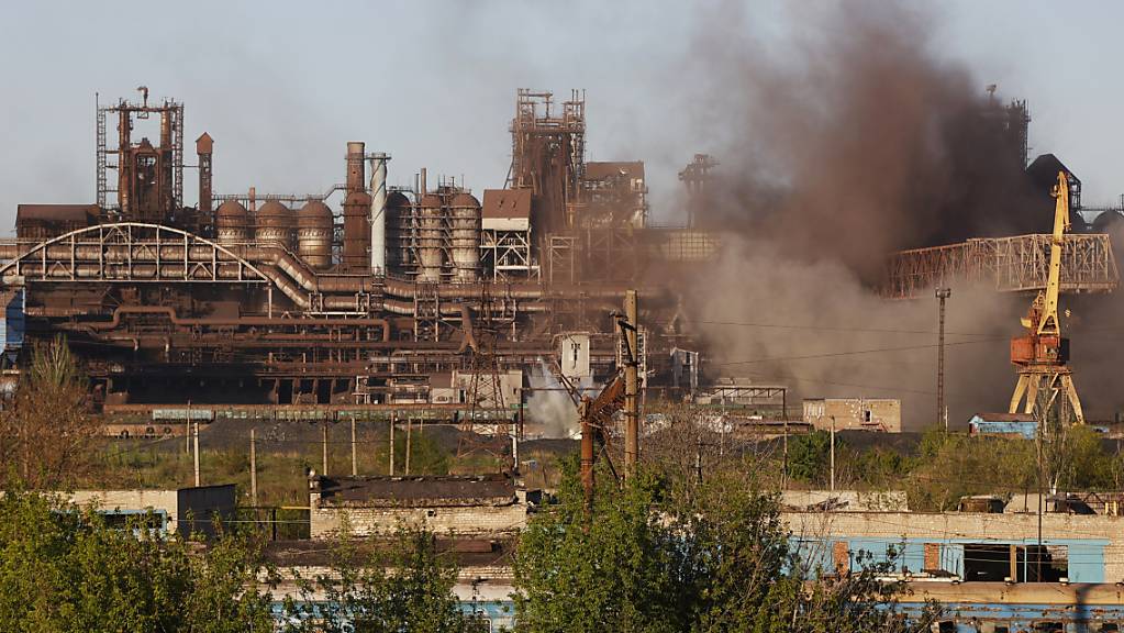 Rauch steigt während des Beschusses aus dem Stahlwerk Azovstal in Mariupol auf. Foto: Alexei Alexandrov/AP/dpa