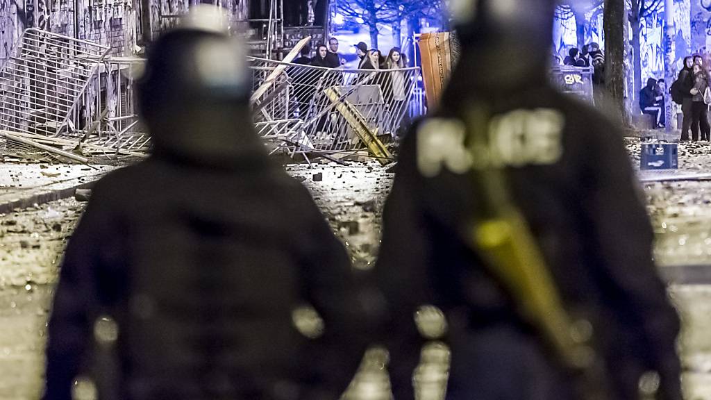 Vor der Berner Reitschule ist es in den letzten Jahren immer wieder zu Auseinandersetzungen zwischen Polizei und Randalierern gekommen. (Archivbild von 2017)