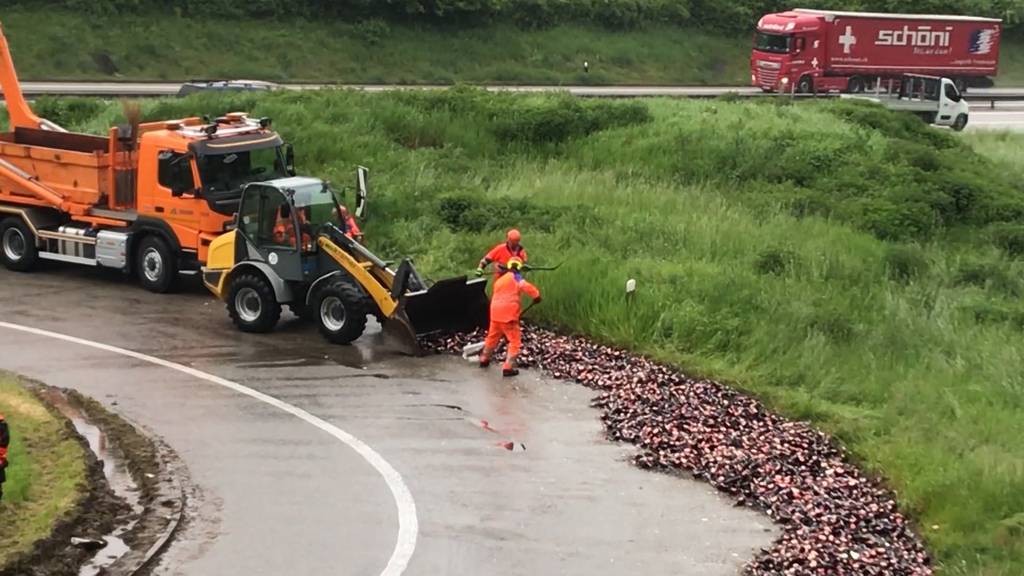 Scherbenhaufen in Rheinfelden: Lastwagen verliert 270 Harasse Bier