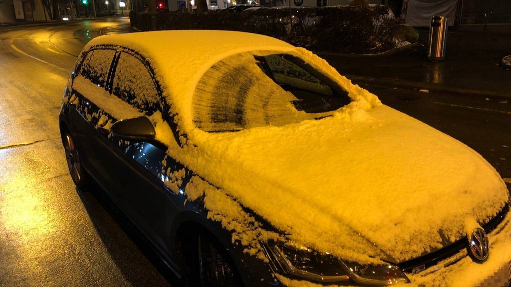 Dieses Auto hat deutlich zu viel Schnee und Eis auf den Scheiben.