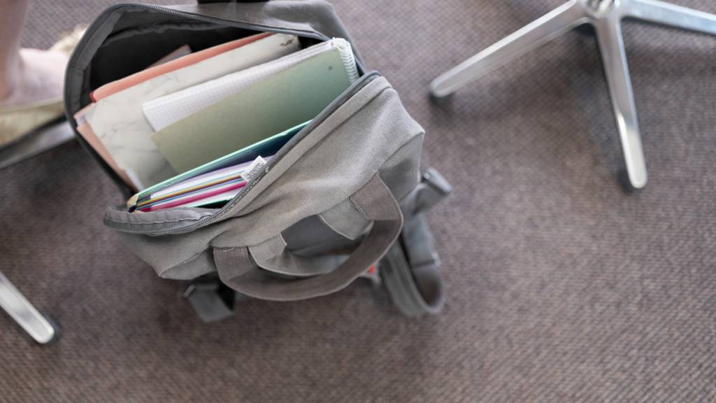 Smartwatches und andere digitale Geräte müssen an Winterthurer Schulen künftig wie auch das Handy in der Tasche bleiben.