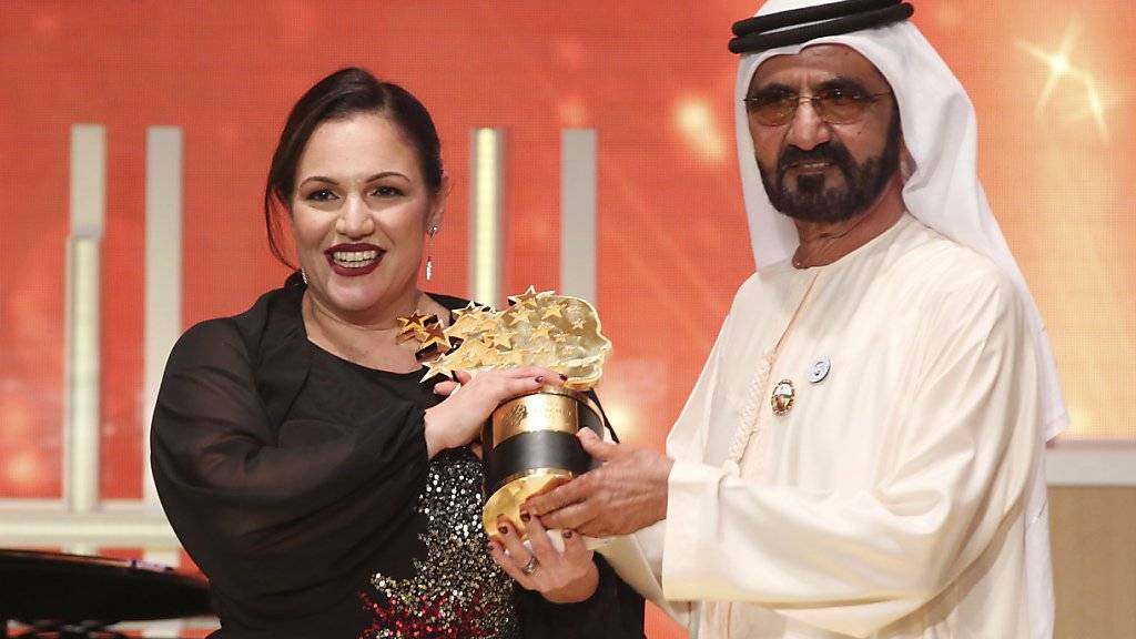 Die britische Lehrerin Andria Zafirakou hat in Dubai einen weltweiten Wettbewerb unter Lehrern gewonnen und erhält von Herrscher Dubais, Mohammed bin Rashid Al Maktoum, den mit einer Millionen Dollar dotierten Preis.