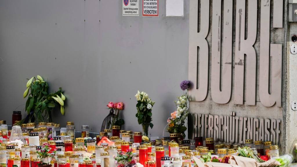 Blumen und Kerzen liegen vor der Schule in Gedenken an die Opfer nach dem Amoklauf. Foto: Darko Bandic/AP/dpa