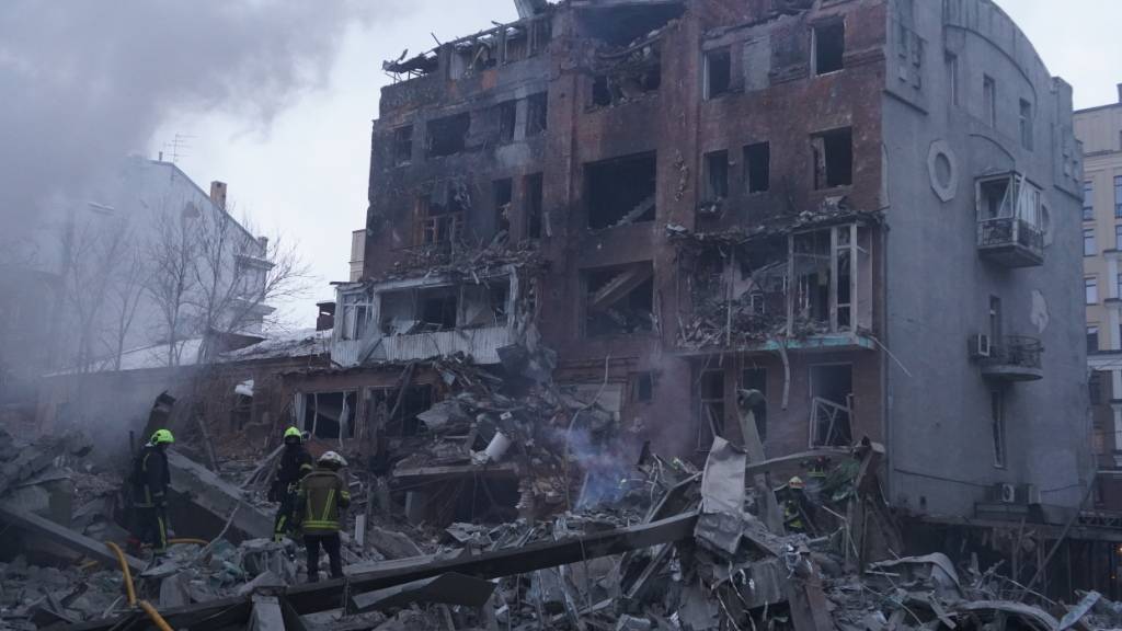 Rettungskräfte löschen einen Brand nach einem russischen Raketenangriff. Foto: Andrii Marienko/AP/dpa