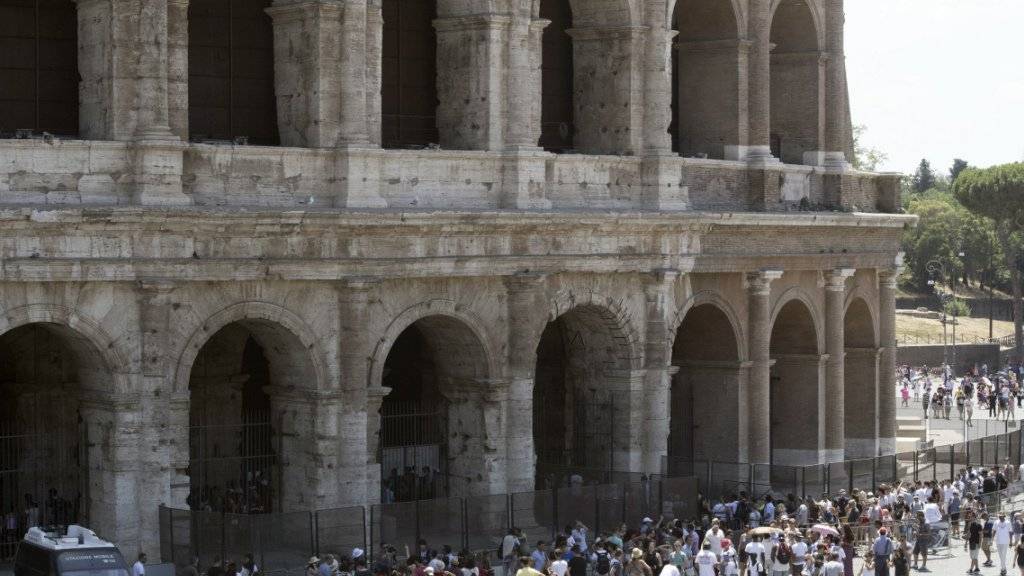 Die Ewige Stadt trocknet aus - derzeit droht Rom eine Wasserrationierung (im Bild: das Kolosseum im Zentrum der italienischen Hauptstadt, Aufnahme von Mittel Juli 2017).