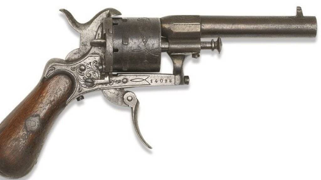 Das vielleicht berühmteste Beziehungsdelikt unter Dichtern wurde mit diesem Revolver ausgeführt, als der französische Lyriker Verlaine 1873 in Brüssel auf seinen Liebhaber Rimbaud schoss - ihn aber nur verletzte. Die Waffe wurde am Mittwoch in Paris versteigert.