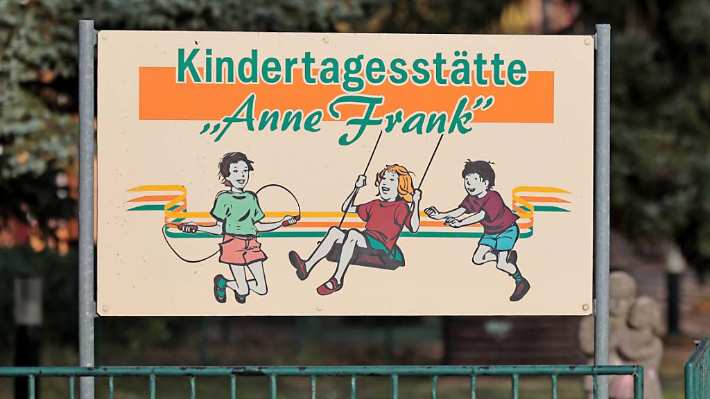 dpatopbilder - Auf einem Schild an der Einrichtung steht «Kindertagesstätte Anne Frank». Schon länger gehegte Pläne für eine Namensänderung der Kita «Anne Frank» in Tangerhütte haben vor dem Hintergrund des Gaza-Krieges für Kritik gesorgt. Foto: Peter Gercke/dpa-Zentralbild/dpa