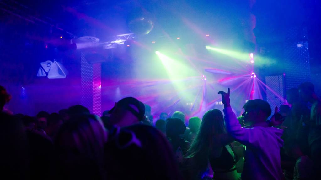 Ausgelassenes Feiern gehört im Zürcher Nachtleben dazu. Laut Lokalbetreibern kontrollieren die Behörden regelmässig. (Symbolbild)