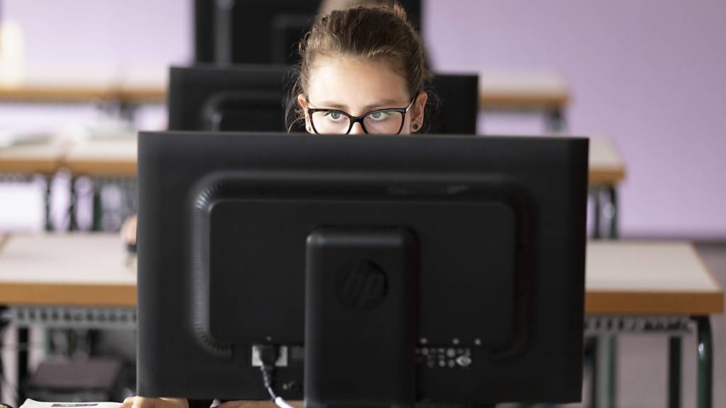 Der Kanton Graubünden führt Informatikmittelschulen ein, die eine berufsorientierte Ausbildung im Bereich der Applikationsentwicklung anbieten. (Symbolbild)