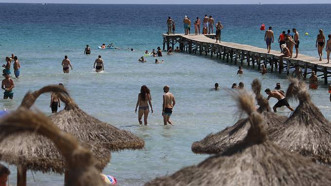 Spanien-Urlaub: Sommer, Sonne, Strand und Schutzmaske