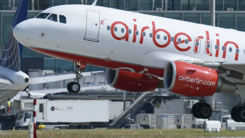 Die deutsche Fluggesellschaft Airberlin, hier eine Maschine beim Abflug vom Flughafen Zürich, kämpft weiter mit roten Zahlen. (Archivbild)