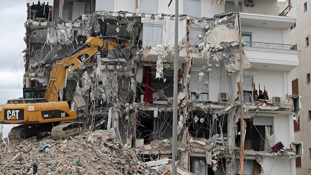 Durch das Erdbeben am 25. November in Albanien waren rund 17'000 Menschen obdachlos geworden. 90 Gebäude wurden komplett zerstört und 80'000 teils schwer beschädigt. 51 Menschen starben. Das Beben der Stärke 6,4 war das verheerendste in dem Land seit Jahrzehnten. (Archivbild)