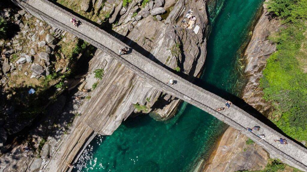 Seit Urzeiten beeinflussen Vernetzungen das Kulturerbe der Menschheit: Brücke im Tessin. (Symbolbild)