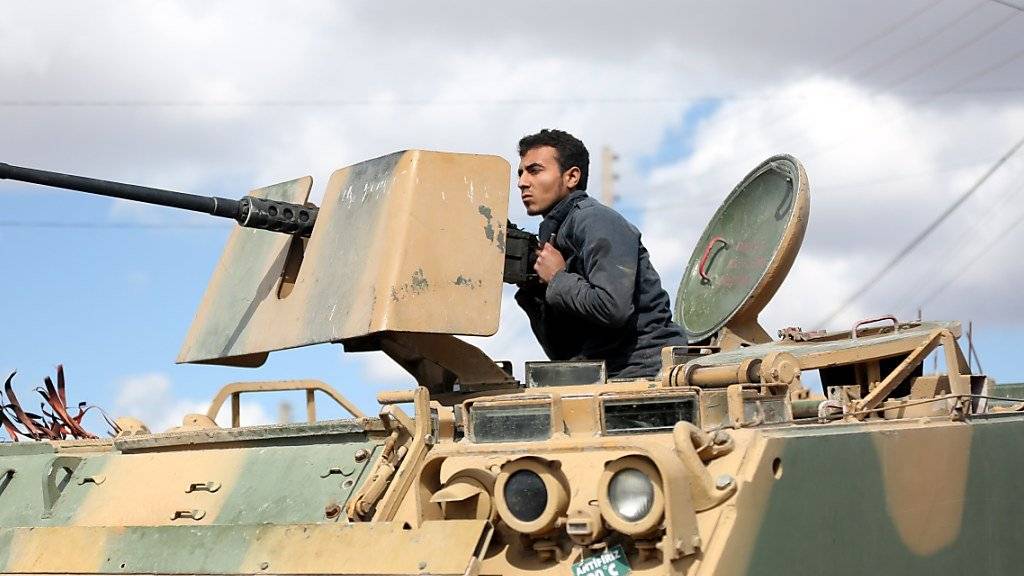 Ein von der Türkei gestützter Rebell beim Vormarsch auf die syrische Stadt Afrin. (Archiv)