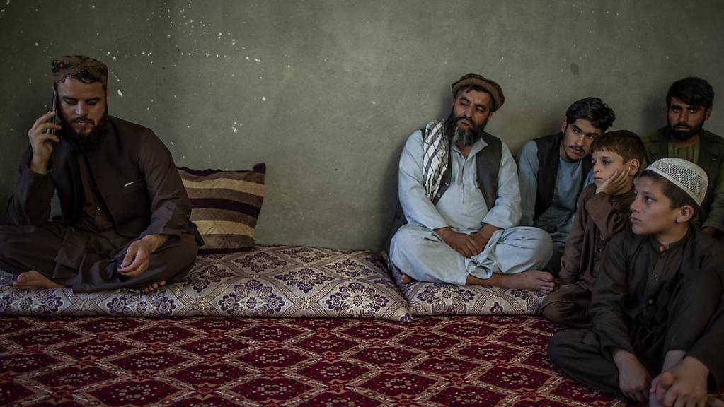Der Sprecher der Taliban für Kundus, Matiullah Ruhani, wird während eines Telefonats beobachtet. Die militant-islamistischen Taliban haben Deutschland und andere Staaten um Hilfe gebeten. Es könne sich um «jede Art von humanitärer Unterstützung» handeln, sagte Ruhani der Deutschen Presse-Agentur. Foto: Oliver Weiken/dpa