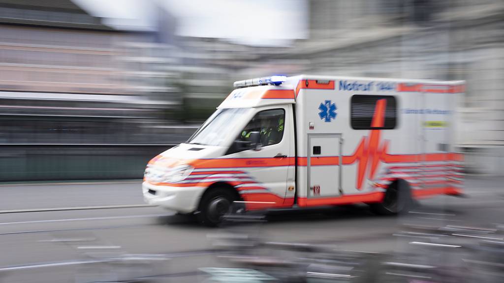 Die Ambulanz brachte den verletzten E-Bike-Fahrer ins Spital. (Symbolbild)