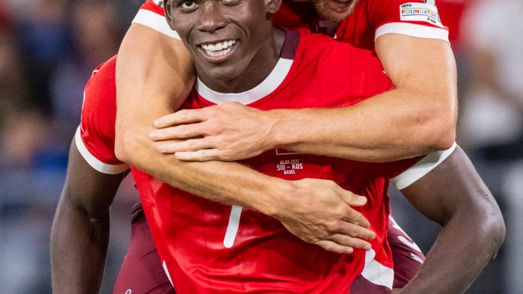 Breel Embolo feiert seinen Treffer zum 4:0 gegen Kosovo gemeinsam mit Silvan Widmer