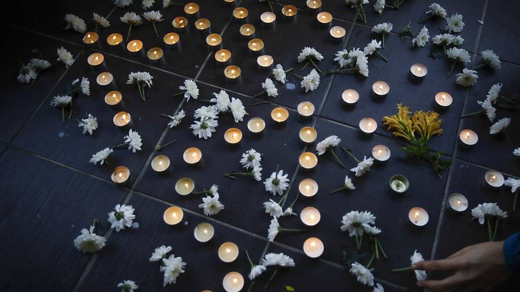 Zwei Jahre nach dem Verschwinden von Flug MH370  gedenken die Angehörigen an die verschollenen Flugzeuginsassen, so wie hier in einer Kirche in Kuala Lumpur.