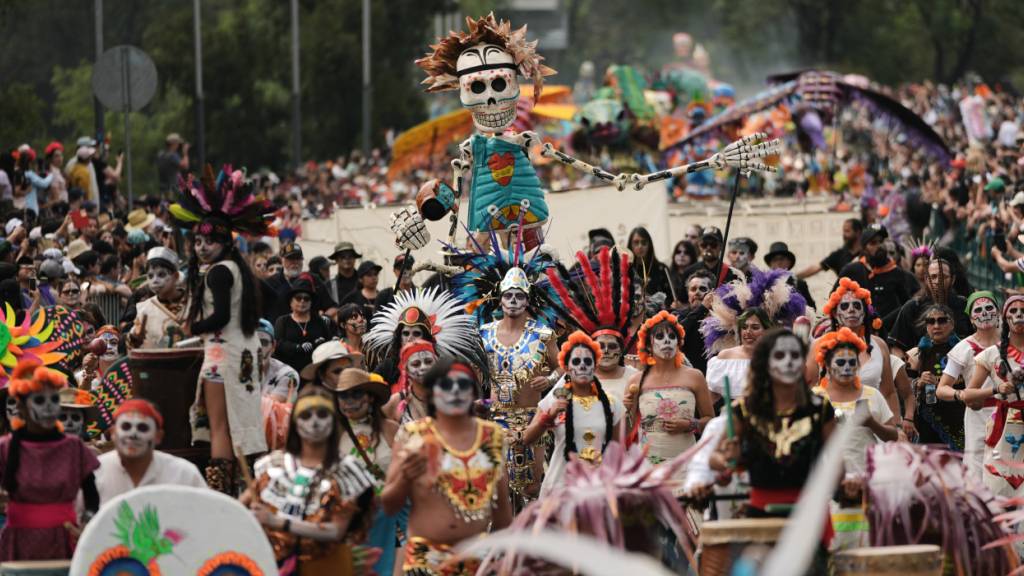 Kostümierte Teilnehmer marschieren bei der jährlichen Parade zum Tag der Toten in Mexiko-Stadt. Foto: Claudia Rosel/AP/dpa